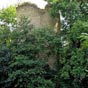 Saint-Jeanvrin : Ruines d'un château. C'est sans doute au milieu du xve siècle que le château fut construit par Guy de Chauvigny, ou par son fils Hugues. La ruine devait commencer probablement entre 1589 et 1591, lors du passage du maréchal de La Châtre, 